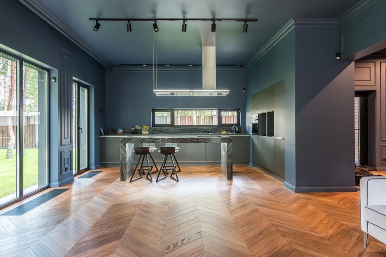 Какие нормативы и допуски нужно проверить при монтаже паркета?
