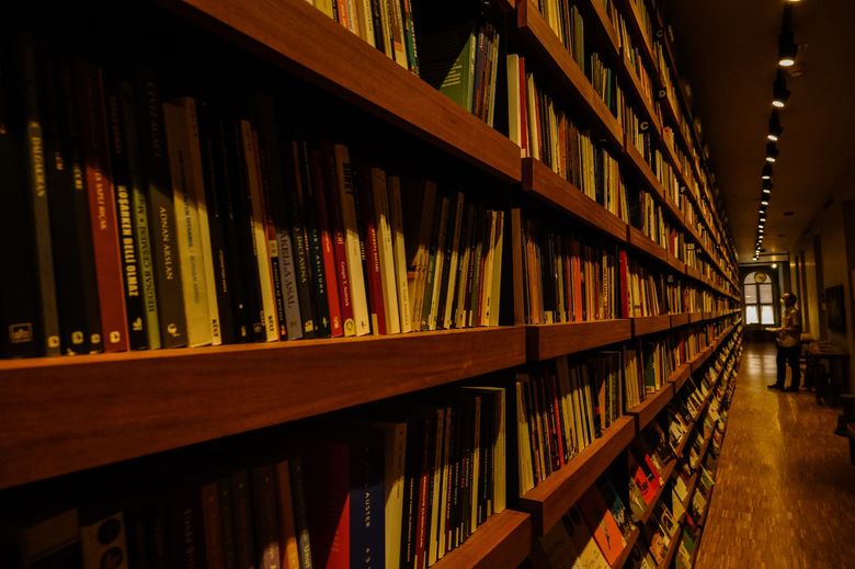Освещение рабочей зоны и книжных полок: как избежать бликов и теней?