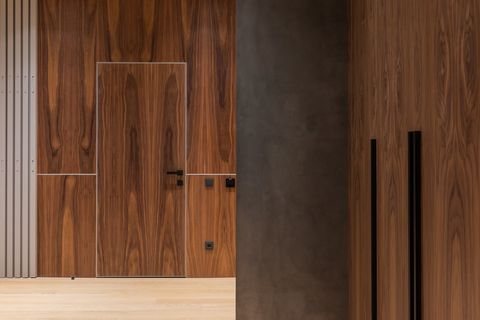 Почему цвет паркета, дверей и плинтусов критичен для премиального интерьера
